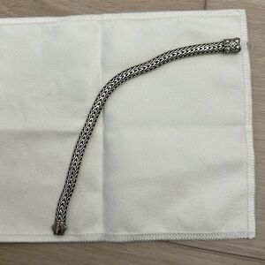 Beautiful bracelet, in great condition can be dressed up or down!